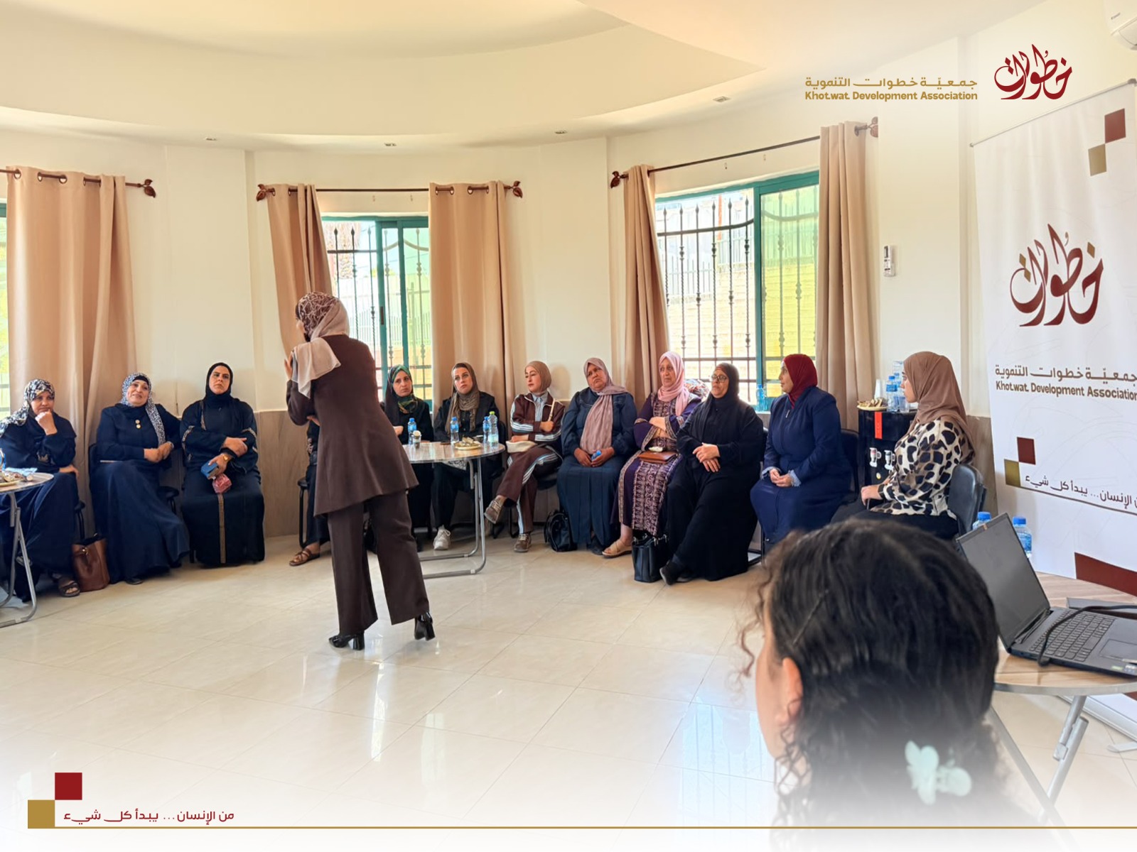 جمعية خطوات التنموية تنفذ ورشة توعوية حول قضايا المرأة والموروث الثقافي الفلسطيني في مدينة دورا